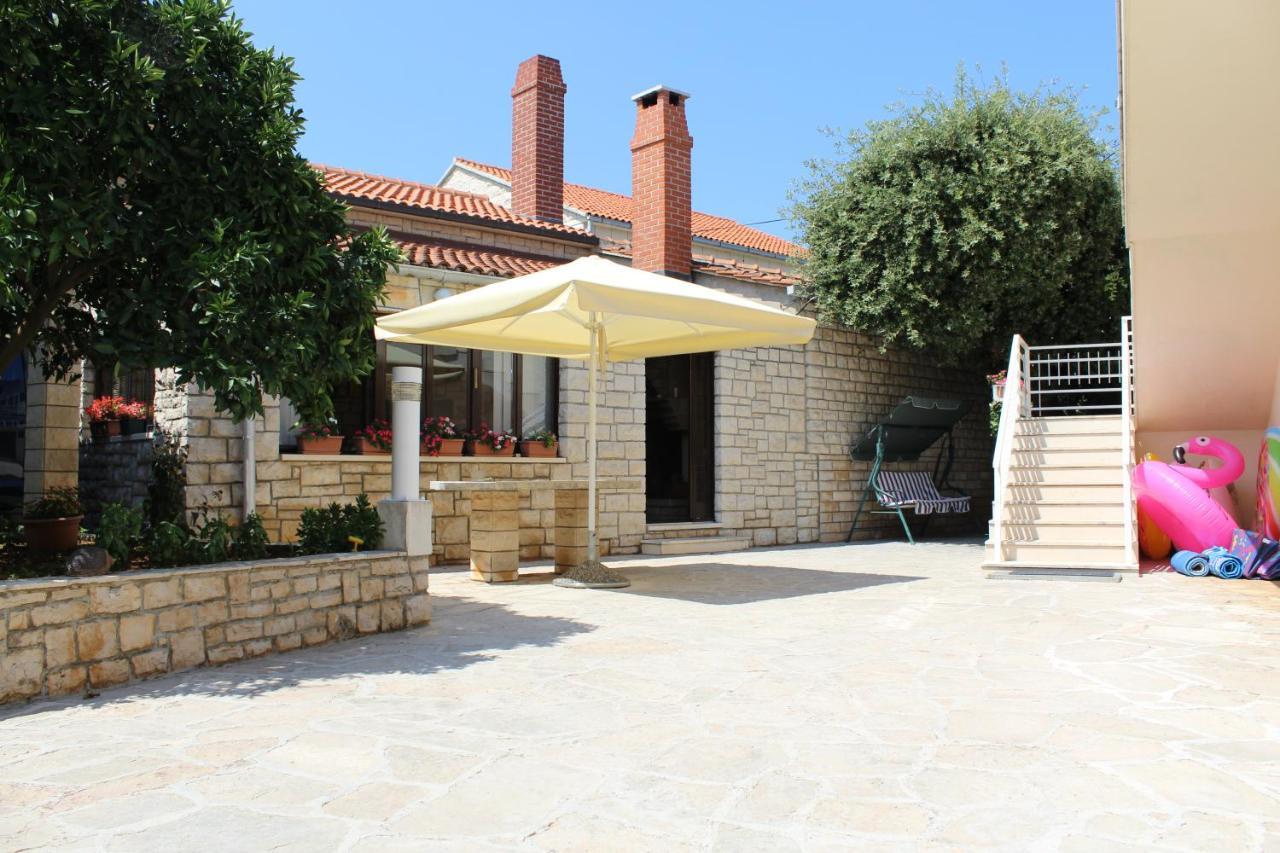 Apartment Antica Supetar Buitenkant foto
